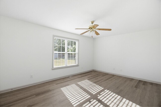 Building Photo - Beautifully Updated 3 bedroom, 2 bathroom Brick Ranch in Lexington