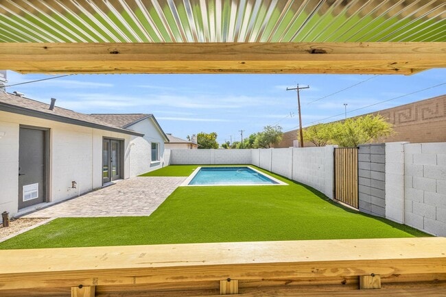 Building Photo - 6 BED/4 BATH Complete remodel with backyard pool & bar