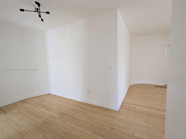 Building Photo - 6930 Rue Vendome