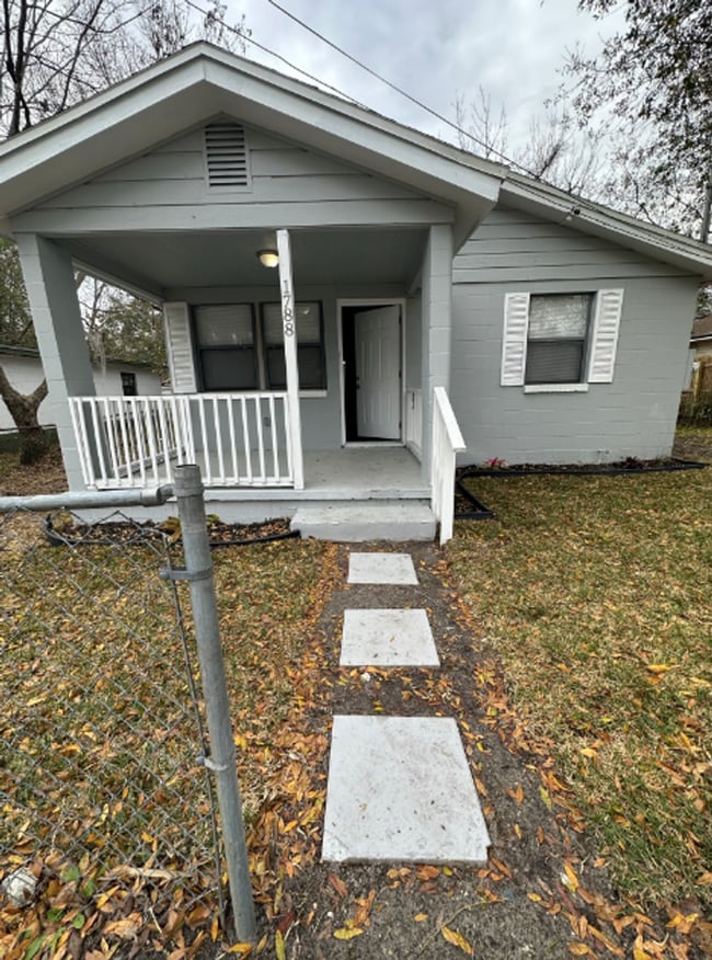 Building Photo - Renovated** Move in Ready** 3/2 Single Family home : Available Now!