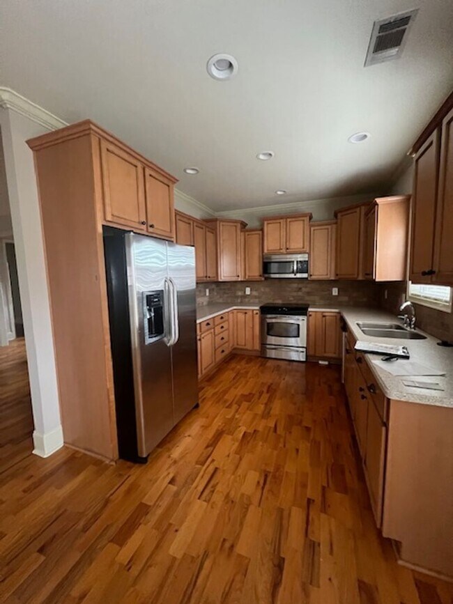 Building Photo - Southern Comfort & Style: Discover This Be...