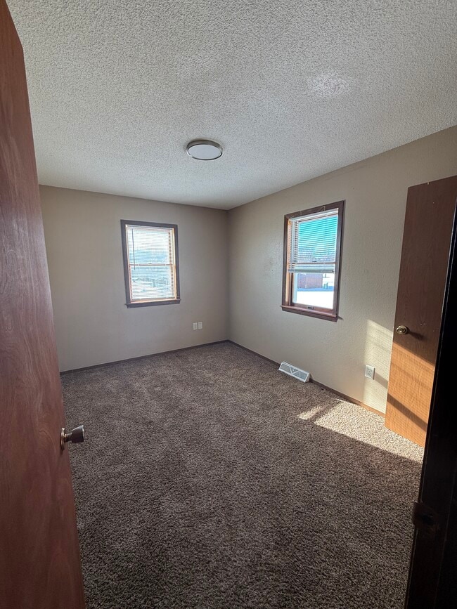 Building Photo - 1028 Castlewood Dr