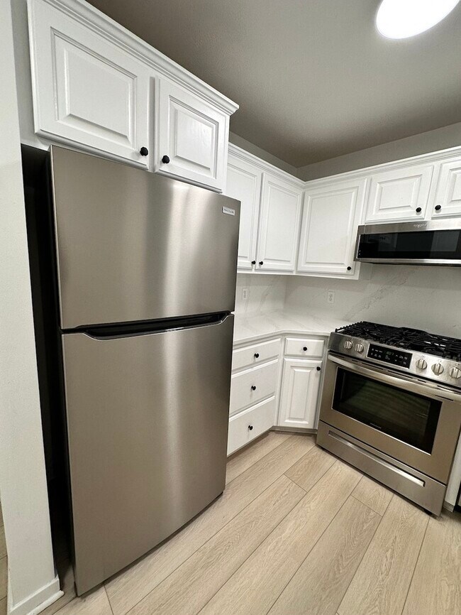 Building Photo - Grandville Condo 3 Bedroom and 2.5 Bathrooms