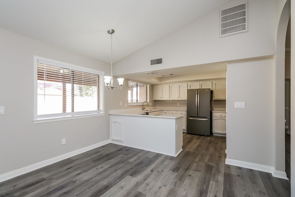 Building Photo - 440 E San Pedro Ave