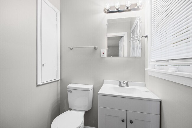 Building Photo - 1381 Laudeen Dr