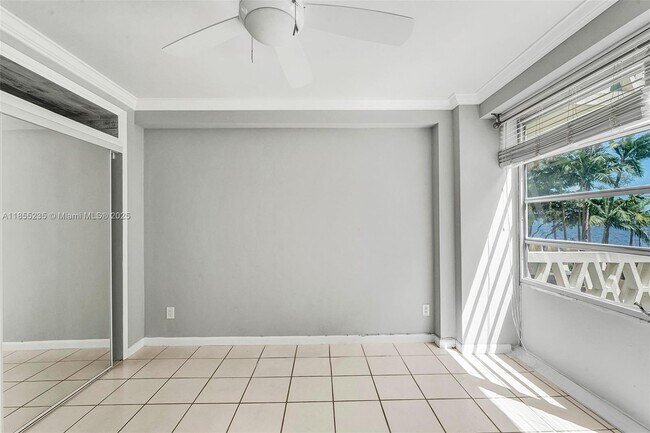 Building Photo - 1430 Brickell Bay Dr