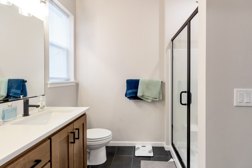 Master bath Walk-in shower - 7471 SE Kinnaman St