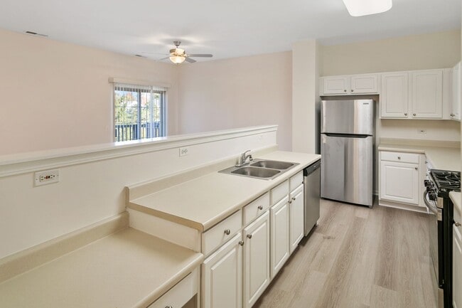 Building Photo - 2 Bedroom 2 Bath Townhouse in Grayslake