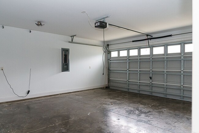 Building Photo - Three Bedroom House with Gated Backyard
