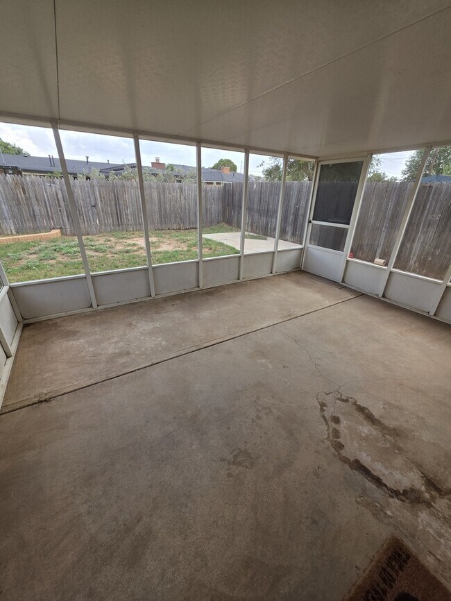Building Photo - 3 bed 2 bath home with 2 car garage!