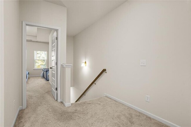 Building Photo - 2070 Ravencliff Dr