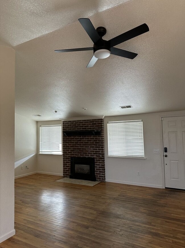 Building Photo - 4 Bed 1.5 Bath House