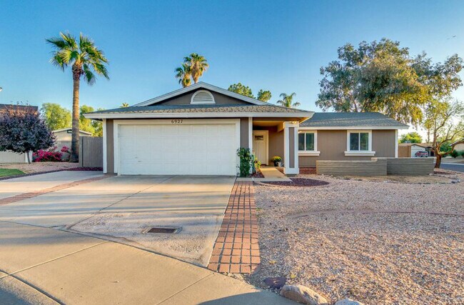 Building Photo - 6927 E Grandview Dr