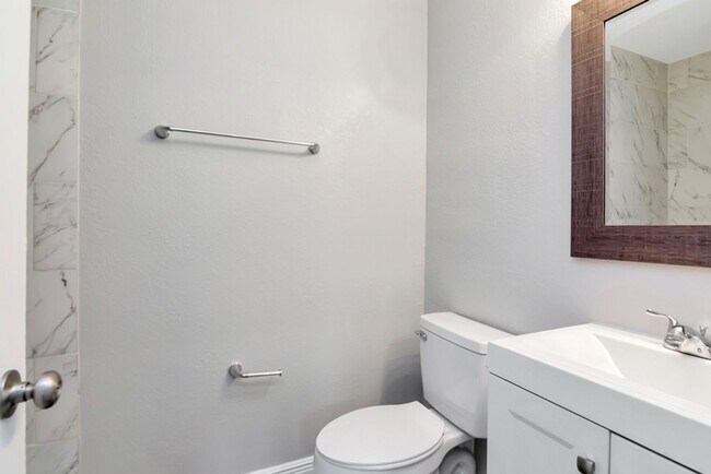 Building Photo - Beautifully Updated 3/2 in Bradenton — Up ...