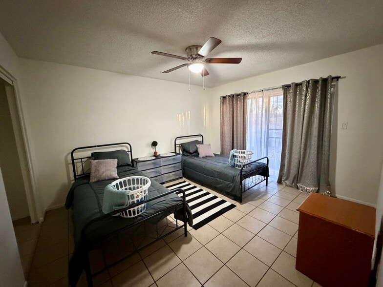 Building Photo - 8119 W Glenrosa Ave