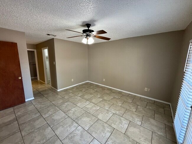 Building Photo - 2 bed 2 bath townhome