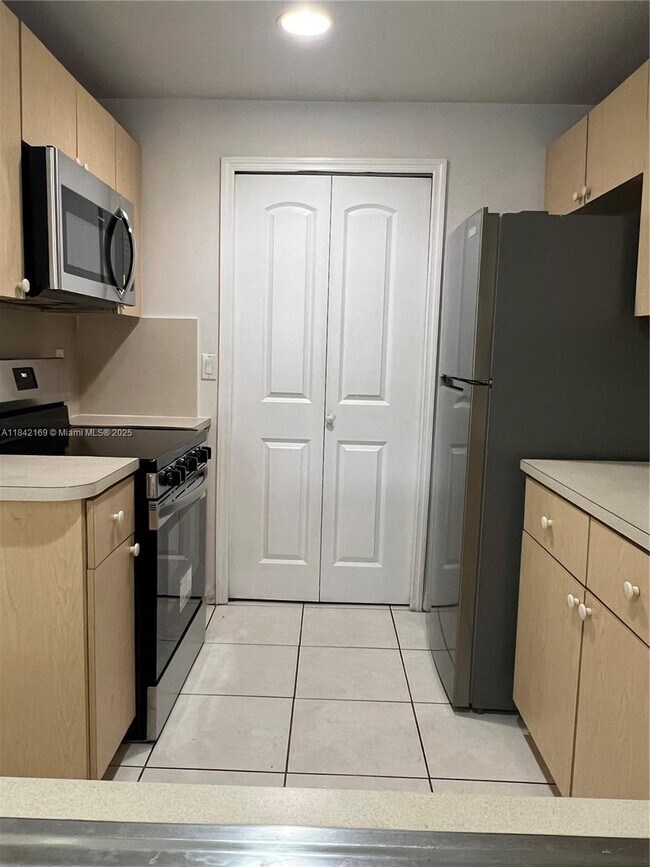 Building Photo - 6340 NW 114th Ave