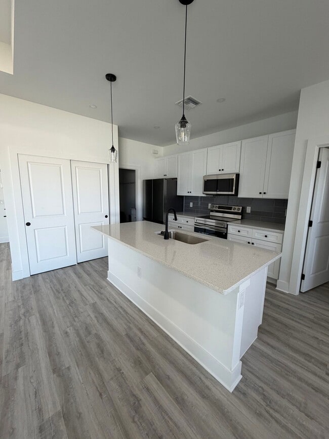 Building Photo - 4224 NE 22nd Pl