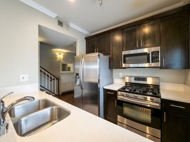 Building Photo - Luxury Living in Toluca Lake!