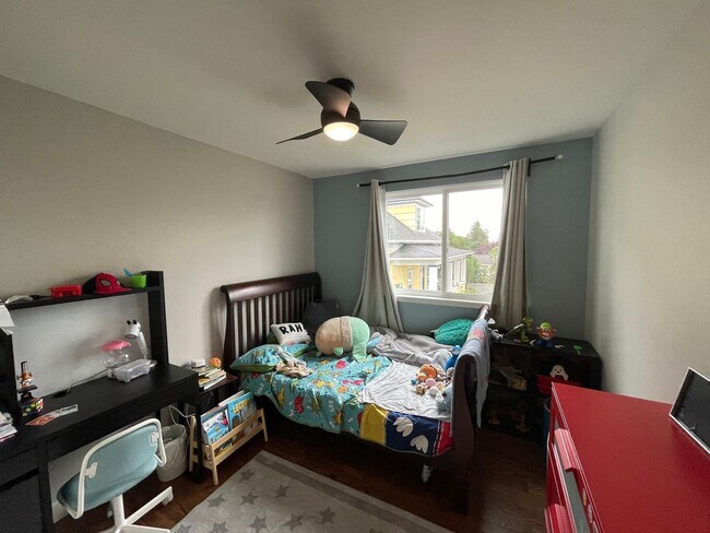 Building Photo - Spacious Corner-Lot Home 4 bed 3 bath – Gr...