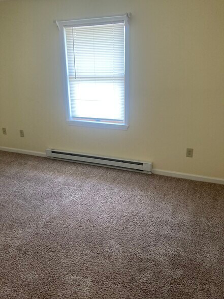 Front Bedroom - 3121 Shellers Bend Rd