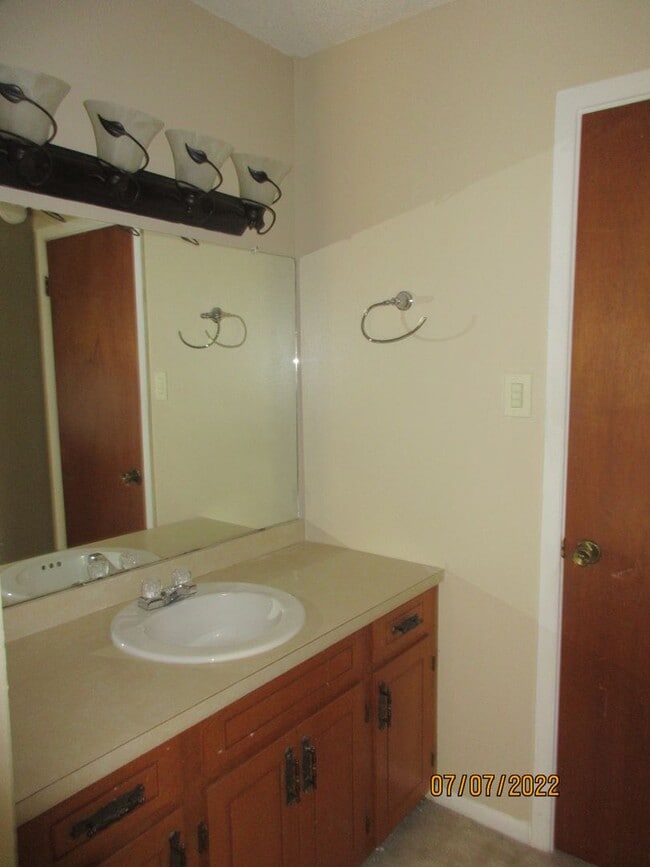 Building Photo - 105 Amelia Dr