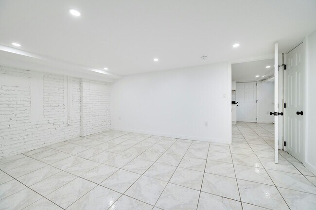 Building Photo - 57 S 6th St