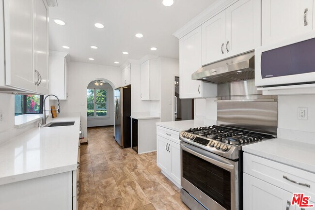 Building Photo - 10733 Wellworth Ave