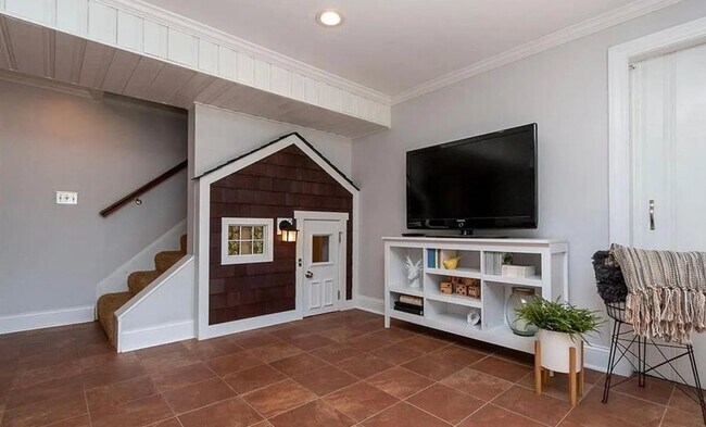 Building Photo - 256 Castle Dr