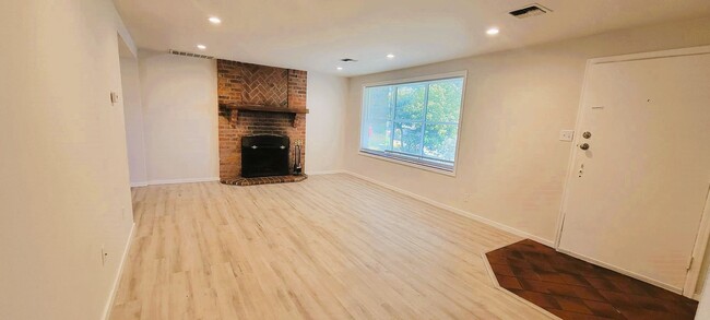Building Photo - Charming 3-Bedroom Rambler in Seattle/Shor...