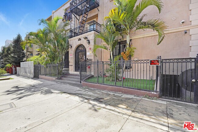 Building Photo - 807 S Fedora St