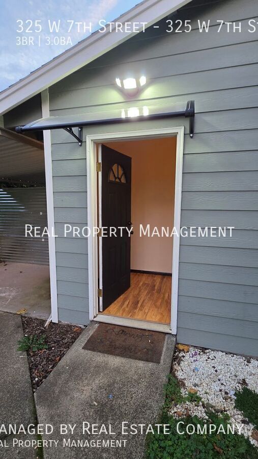 Building Photo - 325 W 7th St