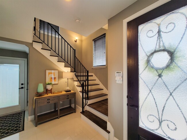 Building Photo - 925 W 19th St