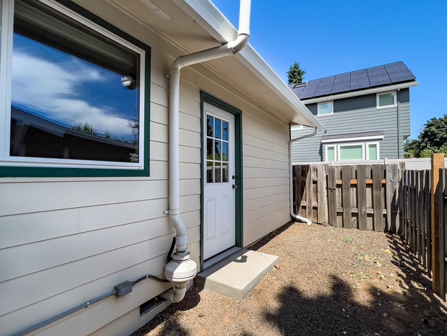 Building Photo - Spacious 3 Bedroom 1 Bath Ranch House  in Milwaukie! Washer and Dryer Included!