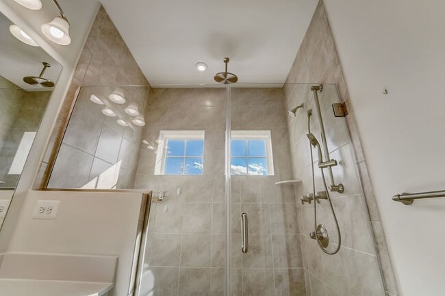 Building Photo - Luxurious 3 BR/2 Full BA & 2 Half BA EOG T...