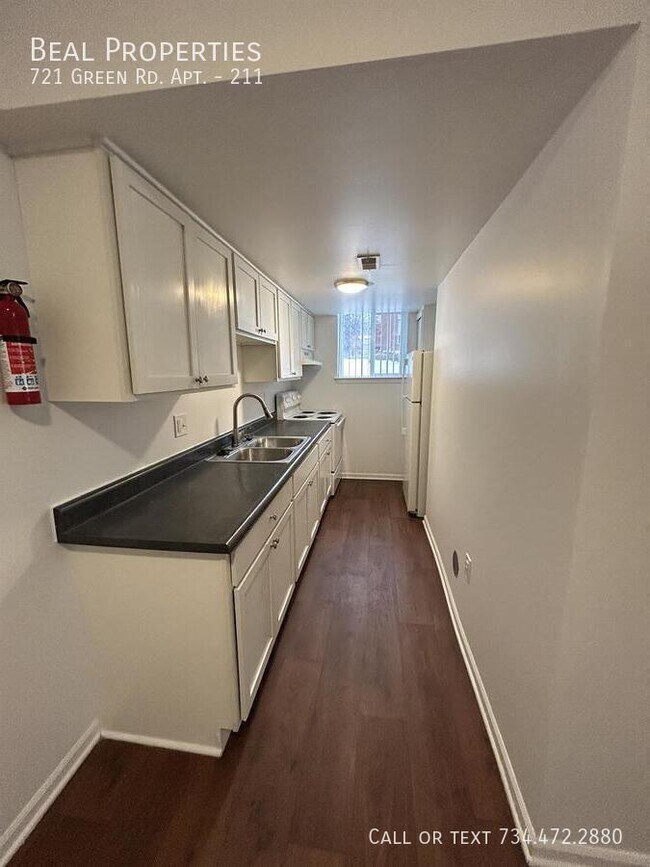 Building Photo - 721 Green Rd