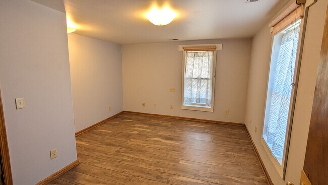 Building Photo - Duplex with in-unit laundry