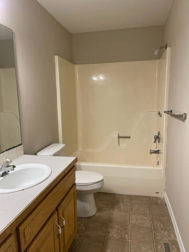 Building Photo - Southeast Home, Glendale Schools!