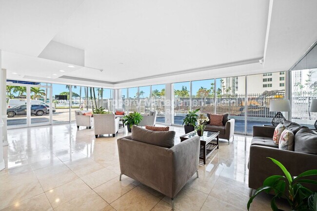 Building Photo - 5313 Collins Ave