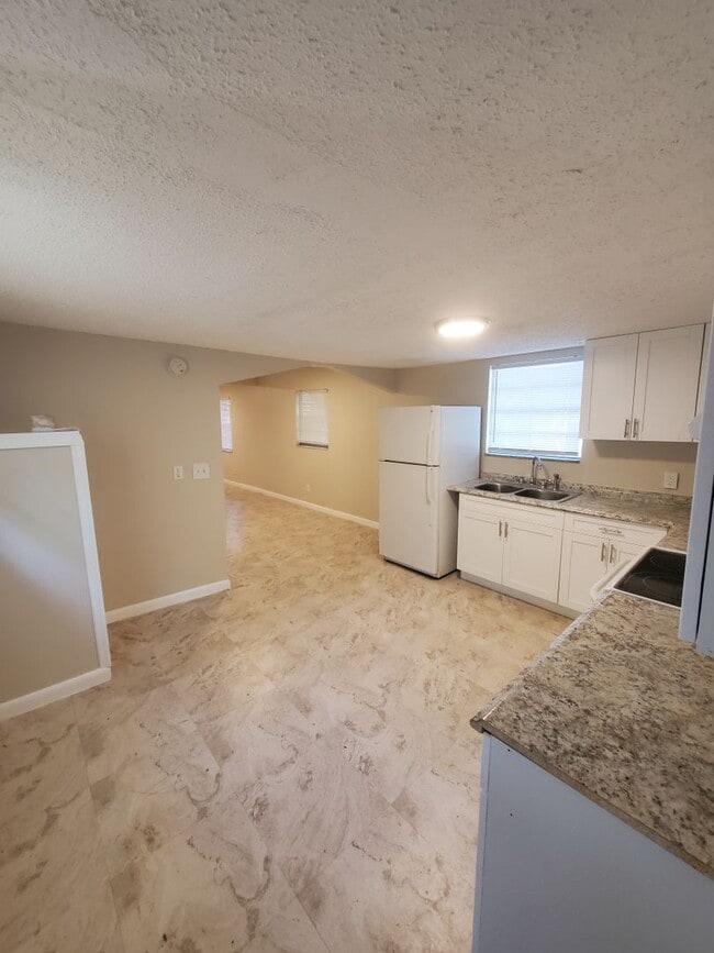 Building Photo - Cute & Cozy 2 Bedroom Cottage in Tampa $1550 Move in July 1 2026