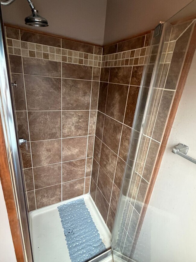 Building Photo - Great Four Bedroom Huber Home