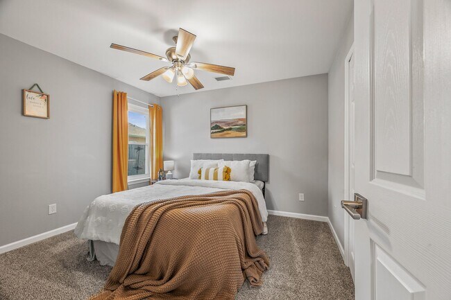 Building Photo - Stunning 4 bedroom with two bonus spaces, ...