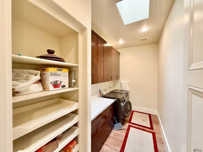 Building Photo - 1330 W Ridgeview Dr