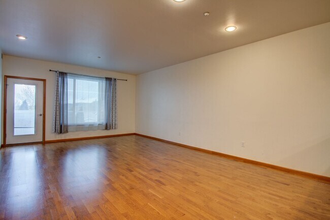 Building Photo - Spacious 2 Bed 2 Bath Condo with Private Balcony