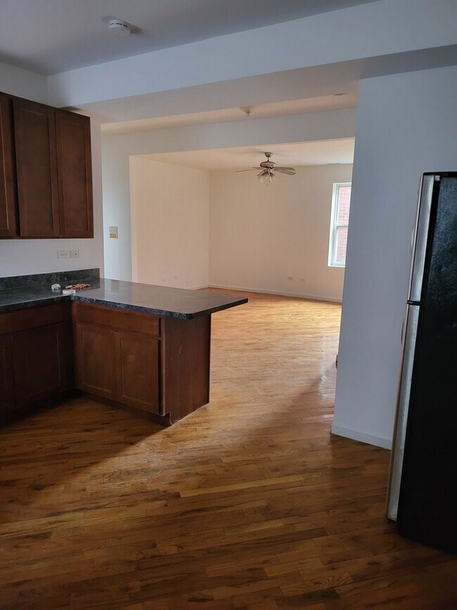 Building Photo - 820 E 44th St