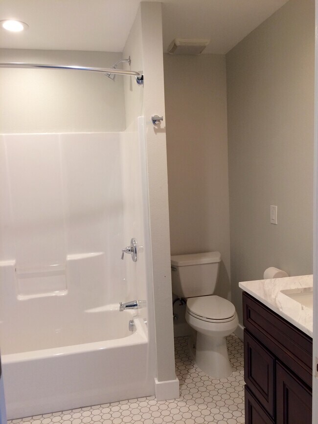 Full bath - 1505 NW 10th Ave