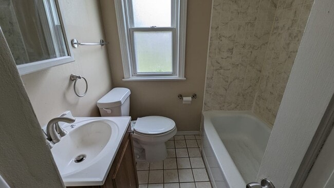 Building Photo - 3 Bedroom 1.5 Bathroom