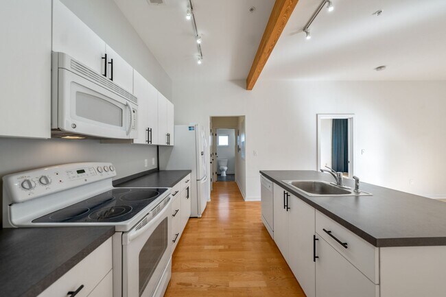 Building Photo - Downtown Durham 1bd/1ba Top Floor Corner Unit Condo!