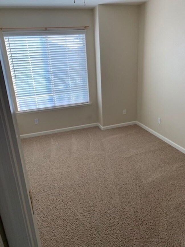 Building Photo - 5 Bedroom 3 Bath Home Available NOW!