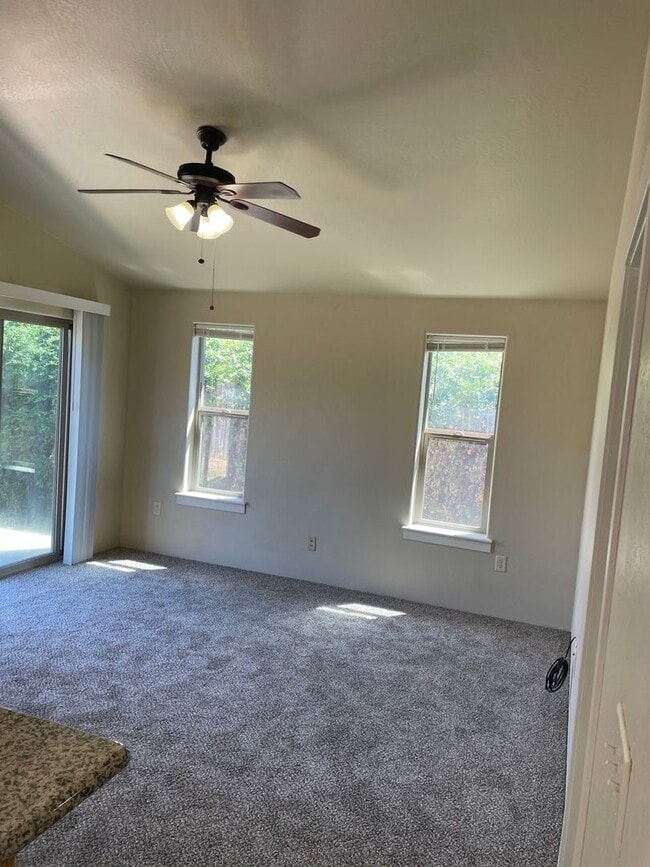 Building Photo - Cozy 1 Bed 1 Bathroom-Located in Friendly ...